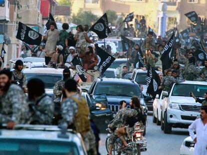 Combatentes do ISIS em Raqa, em uma imagem de junho de 2014.