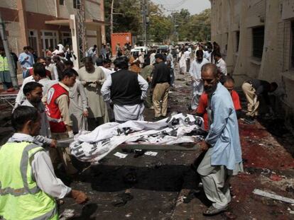 Servicios sanitarios y voluntarios transportan a las víctimas y heridos, este lunes en Quetta (Pakistán).