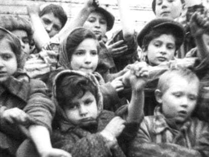 Algunos de los 600 niños supervivientes del campo de concentración de Auschwitz.