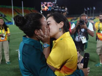 Marjorie Enya e Isadora Cerullo se besan tras un partido en Rio 2016.