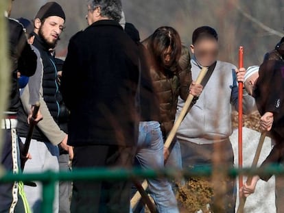 Familiares e amigos do terrorista dos atentados de Paris Brahim Abdeslam enterram seus restos em Schaerbeek (Bélgica), o passado 17 de março.