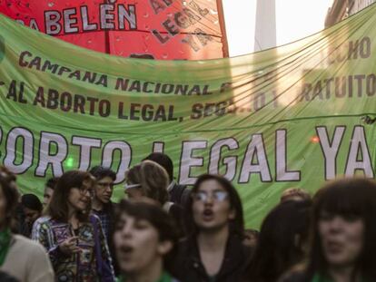 Movilización en el centro de Buenos Aires a favor del aborto legal.