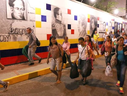 Miles de venezolanos hacen fila para cruzar a Colombia horas antes de la apertura oficial.