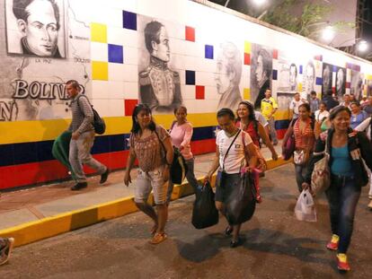 Miles de venezolanos hacen fila para cruzar a Colombia horas antes de la apertura oficial.