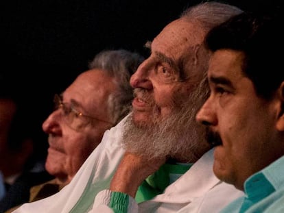Fídel Castro, entre Nicolás Maduro y su hermano Raul, celebra su 90 cumpleaños.