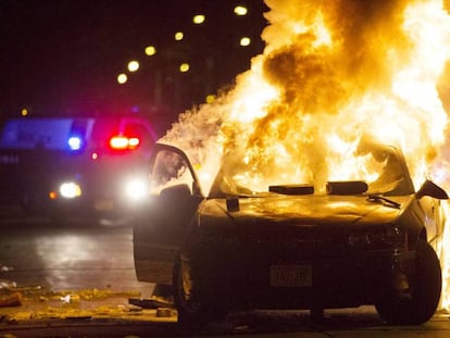 Un coche arde durante las protestas de Milwaukee.