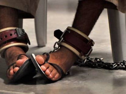 Los pies encadenados de un detenido en la prisión de Guantánamo (Cuba).