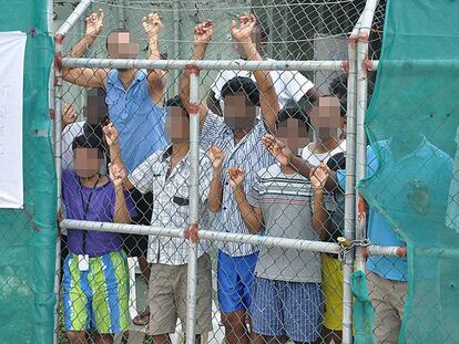 Solicitantes de asilo parados tras la valla del centro de detención de isla Manus, en Papúa Nueva Guinea, en marzo.