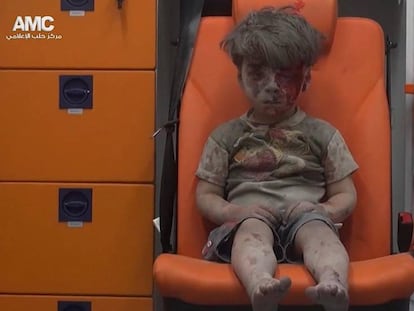 Menino sentado em uma ambulância em vídeo divulgado pelo Aleppo Media Center (AMC), grupo ativista contrário ao Governo sírio.