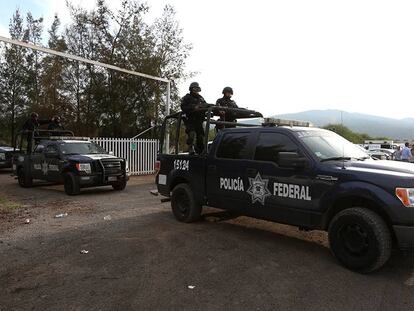 Policías federales al salir del rancho en Tanhuato en mayo de 2015.