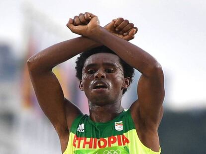 Feyisa Lilesa realiza su gesto crítico al llegar a la meta.