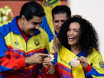 El presidente de Venezuela, Nicolás Maduro felicita a la medallista Stefany Hernandez.