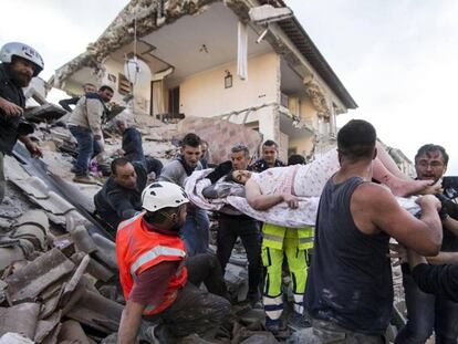 Resgate de uma sobrevivente em Amatrice.