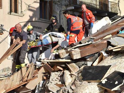 Los equipos de emergencia rescatan a un hombre en Arquata del Tronto, en Italia.