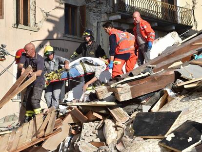 Terremoto en Italia. Los equipos de emergencia rescatan a un hombre en Arquata del Tronto, en Italia.