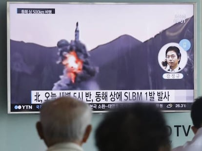 Ciudadanos surcoreanos observan imágenes de televisión de archivo de otro lanzamiento de un misil desde un submarino norcoreano. AHN YOUNG-JOON AP