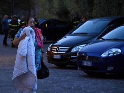 Una mujer camina fuera de su casa tras el terremoto de 6.2 de magnitud hoy, en Norcia (Italia).