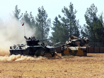 Tanques turcos en la localidad de Karkamis, fronteriza con Siria.