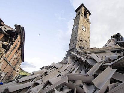 Vista general de varias casas destruidas tras el seísmo en Amatrice, en el centro de Italia, este jueves.
