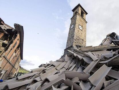 Vista general de varias casas destruidas tras el seísmo en Amatrice, en el centro de Italia, este jueves.