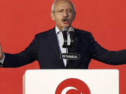 El líder del opositor Partido Republicano del Pueblo (CHP), Kemal Kiliçdaroglu, en una manifestación contra el golpe en Estambul, el 7 de agosto.