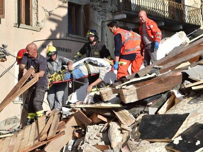 Terremoto en Italia. Los equipos de emergencia rescatan a un hombre en Arquata del Tronto, en Italia. GIUSEPPE BELLINI (GETTY)
