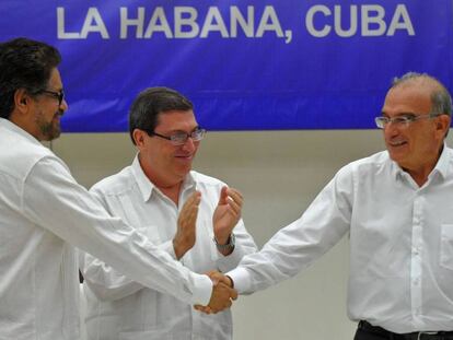 Iván Márquez y De la Calle se dan la mano ante el canciller cubano, Bruno Rodríguez.