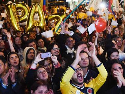 Colombianos celebran el acuerdo de paz con las FARC.