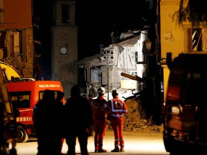 Los equipos de rescate trabajan en una casa derruida durante la noche de este jueves.