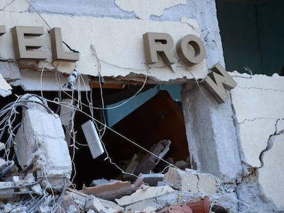 La fachada del Hotel Roma, derruida tras un terremoto.