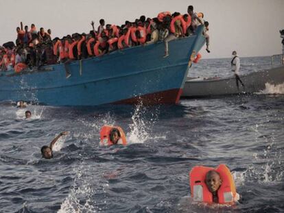 Cientos de migrantes durante el rescate, este lunes frente a las costas libias.