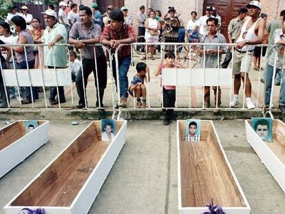 Moradores de Barrancabermeja, diante de caixões com fotos dos desaparecidos no massacre de 1998.