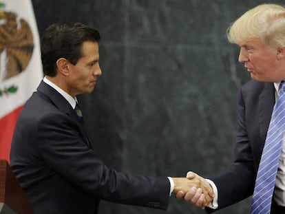 Peña Nieto e Donald Trump cumprimentam-se depois da reunião no México.