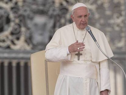 El papa Francisco se dirige a los fieles en la Plaza de San Pedro en el Vaticano, este miércoles.