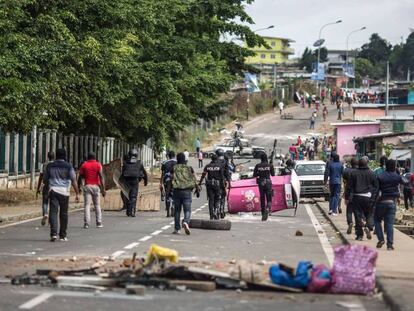 La Policía de Gabón retira las barricadas de los manifestantes.