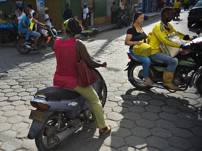 Motoristas en Tumaco, uno de los lugares con más cultivos ilícitos de Colombia.