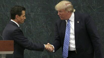 Peña Nieto y Donald Trump se saludan tras su reunión en México.