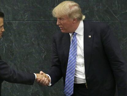 Peña Neto e Donald Trump se cumprimentam após reunião no México.