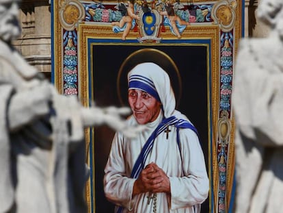 Un tapiz con la imagen de la madre Teresa de Calcuta, este domingo en el Vaticano.