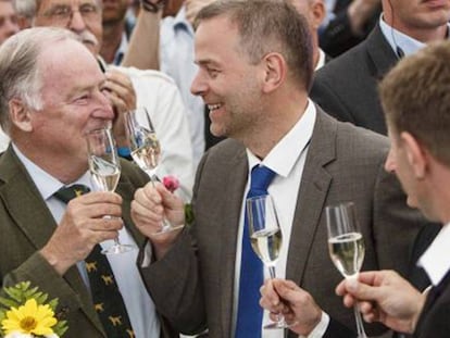 Alexander Gauland e Leif-Erik Holm, dirigentes do partido AfD comemoram em Berlim o segundo lugar nas eleições regionais de Mecklemburgo-Pomerânia Ocidental.