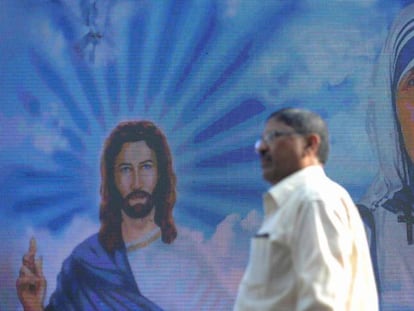 Imagen de Teresa de Calcuta en el Vaticano. INDRANIL MUKHERJEE AFP