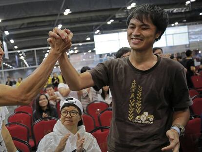 Dos jóvenes celebran el resultado de las elecciones en Hong Kong.
