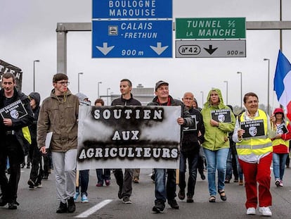 Ciudadanos de Calais marchan por la autovía A-16 para exigir el desmantelamiento del campamento de refugiados.