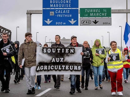 Ciudadanos de Calais marchan por la autovía A-16 para exigir el desmantelamiento del campamento de refugiados.