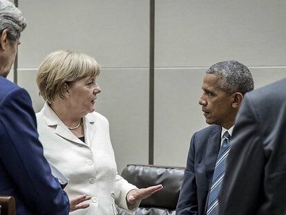 La canciller alemana, Angela Merkel, entre el presidente de EE UU, Barack Obama, y el secretario de Estado, John Kerry, durante la cumbre del G-20 en Hangzhou (China).