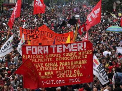 Manifestantes brasileños protestan contra la presidencia de Michel Temer en São Paulo