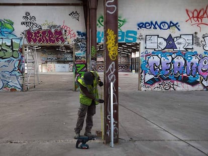 Um trabalhador na construção de um campo de refugiados temporário ao norte de Paris.