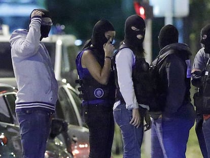Agentes franceses durante la redada en Boussy-Saint-Antoine.
