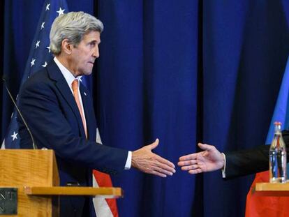 Kerry e Lavrov trocam aperto de mãos depois de anunciar o acordo.