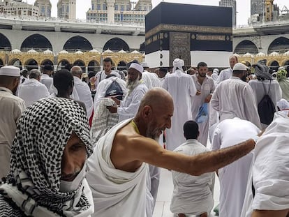 Peregrinos rezam em Meca nesta sexta-feira.